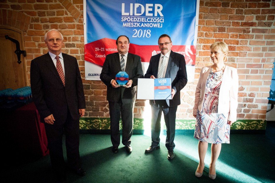 Stanisław Piech i Leszek Dąbrowski, wiceprezesi
zarządu SM „Oświata-Ochota” w Warszawie