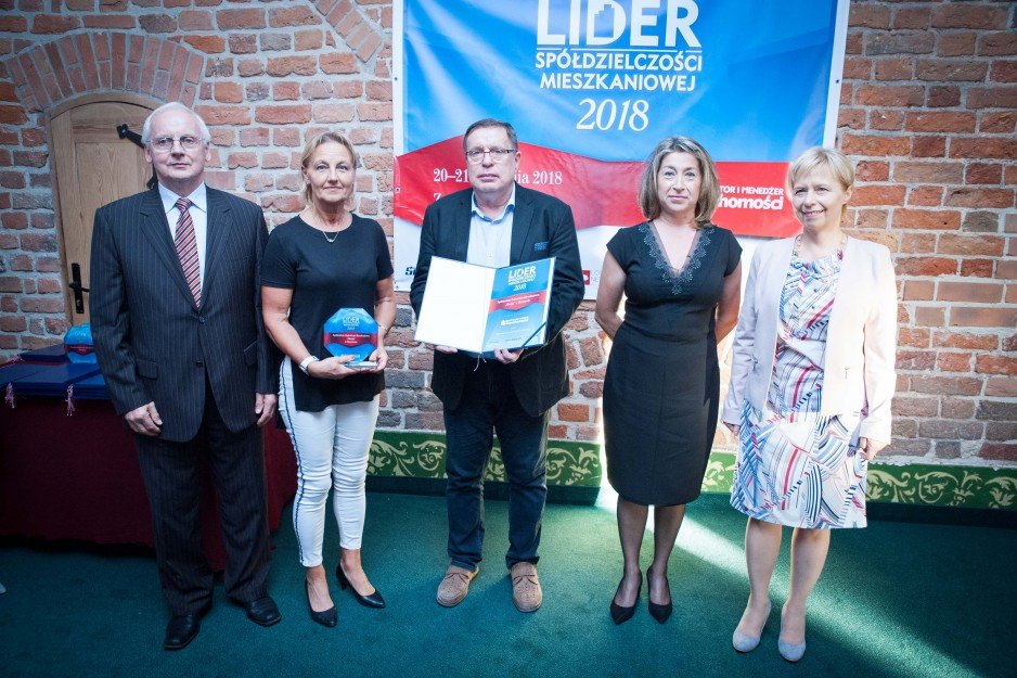 Józef Jaworski, prezes zarządu, Małgorzata Baliszewska-
Kudelska, przewodnicząca rady nadzorczej, i Aneta
Morawska, administrator z SBM „Skarpa” w Warszawie