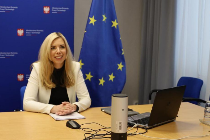 Wiceminister rozwoju, pracy i technologii Anna Kornecka podczas spotkania konsultacyjnego
fot. MRPiT