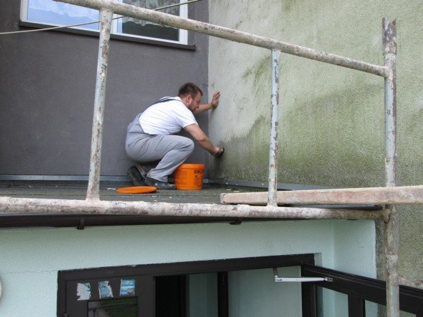 Nieestetyczne naloty na elewacjach – jakie są przyczyny i jak zapobiegać powstawaniu?