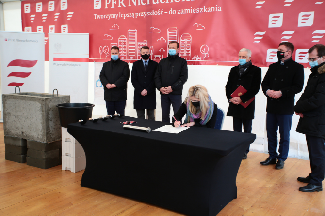 Minister Anna Kornecka podpisuje akt erekcyjny pod budowę mieszkań we Wrześni
fot. MRPiT