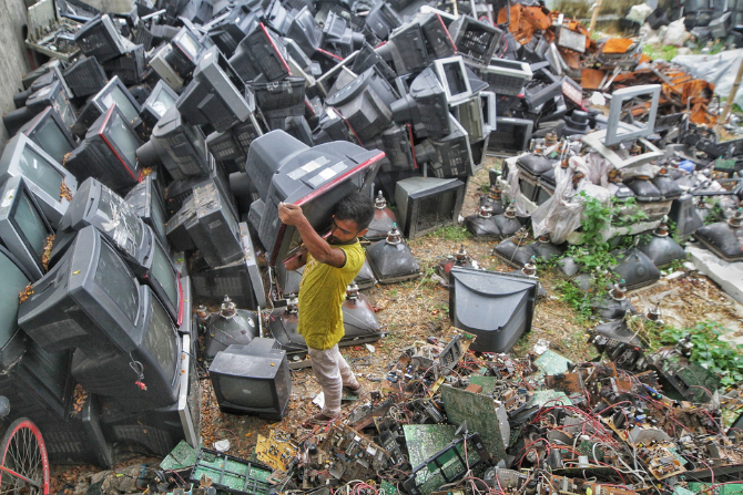 Nielegalne składowisko odpad&oacute;w elektrycznych, pixabay