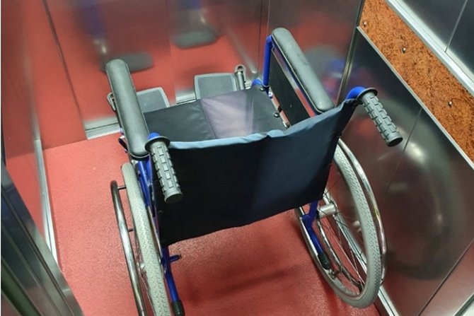 Transport w&oacute;zka inwalidzkiego windą