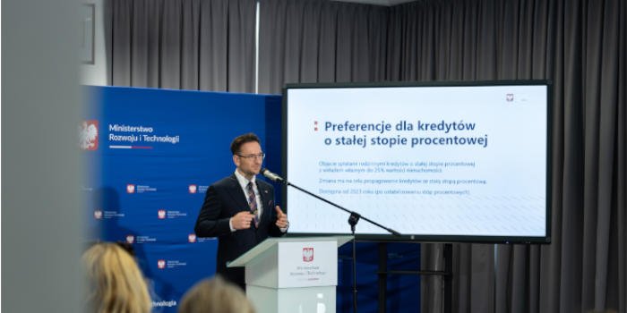 Minister rozwoju i technologii Waldemar Buda podczas konferencji prasowej nt. zmian w przepisach dotyczących gwarantowanych kredyt&oacute;w mieszkaniowych, fot. MRiTy