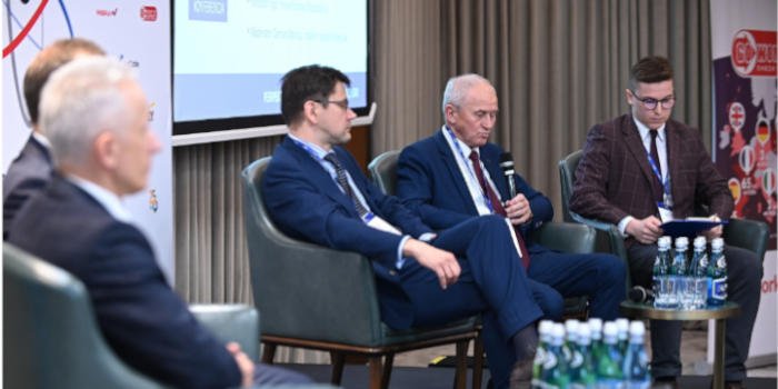 Dyskusje toczyły się wok&oacute;ł obecnych i przyszłych problem&oacute;w polskiej energetyki, dotkniętej sankcjami na rosyjskie paliwa kopalne, fot. PAP