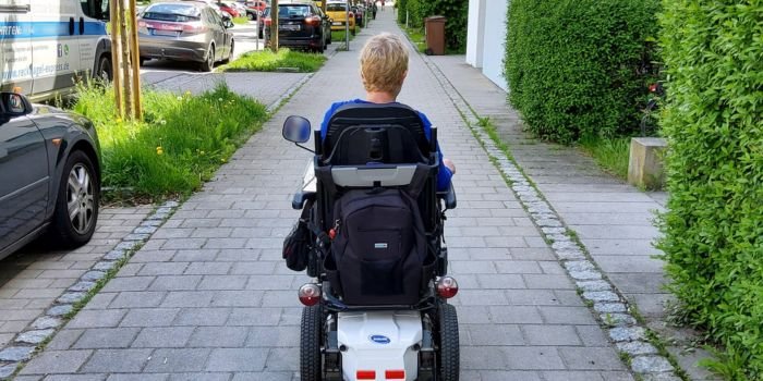 Zgodnie z przepisami, deweloper musi zapewnić osobom z niepełnosprawnościami co najmniej jedno dostosowane wejście do budynku. Fot. Pixabay