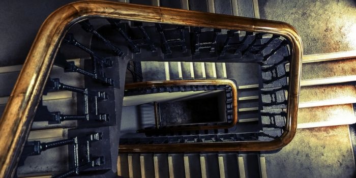 Ze złożonych wyjaśnień wynikało, że wnioskodawczyni nocuje w piwnicy oraz przebywa na klatce schodowej budynku. Fot. Pixabay