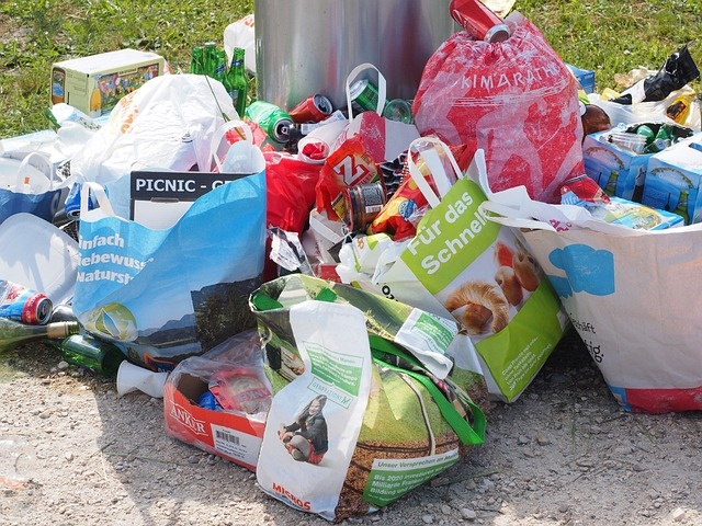 Składowanie odpad&oacute;w w mieszkaniach i piwnicach. Fot. Pixabay