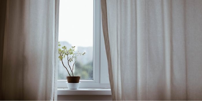 Całkowie szczelne okna nie zapewniają wystarczającego dopływu powietrza do pomieszczenia. Fot. Pixabay