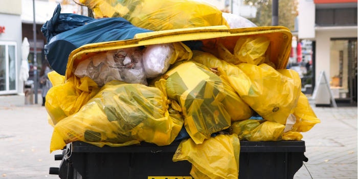 Altany śmietnikowe rozwiązują problem brudu czy nieprzyjemnego zapachu w otoczeniu osiedlowych śmietnik&oacute;w, fot. Pixabay