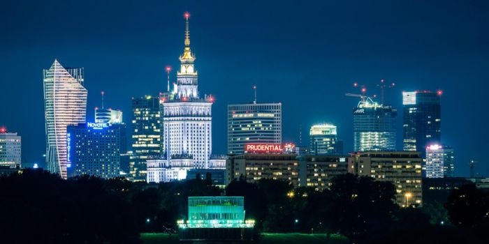 Zanieczyszczenie światłem stanowi też tzw. poświata z miast &ndash; z latarni ulicznych, z dom&oacute;w i okien, z pojazd&oacute;w, neon&oacute;w, reklam świetlnych, itd. Fot. Pixabay