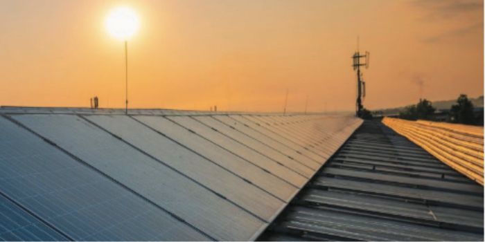 Mikroinstalacje fotowoltaiczne zamontowane na dachach będą produkowały energię elektryczną. Fot. autor