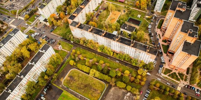 Raport informuje r&oacute;wnież, że popyt na grunty przeznaczone pod&nbsp;inwestycje&nbsp;w farmy fotowoltaiczne i wiatrowe rośnie i jest to efekt "rekordowego udziału odnawialnych źr&oacute;deł energii w produkcji energii elektrycznej w Polsce", fot. Freepik