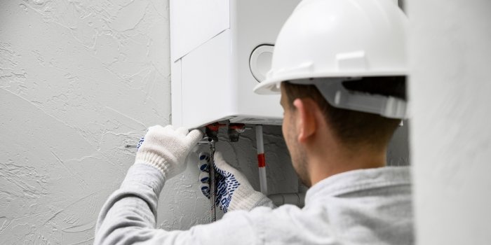Kluczowa zmiana wejdzie w życie od 2030 roku. W nowych budynkach oraz tych po pełnej termomodernizacji (standard budynku zeroenergetycznego)&nbsp;kotły gazowe będą mogły być w dalszym ciągu instalowane, ale tylko w kombinacji z&nbsp;OZE (układ z pompą ciepła, kolektorami słonecznymi, PV, etc.), fot. Freepik