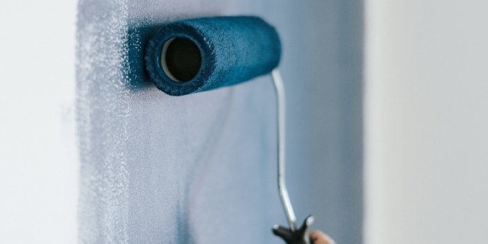 W przypadku farb wodnych wystarczy kilkanaście godzin intensywnego wietrzenia. Dla farb rozpuszczalnikowych potrzebne jest kilka dni wietrzenia, by pozbyć się zapachu i szkodliwych opar&oacute;w, fot. Freepik