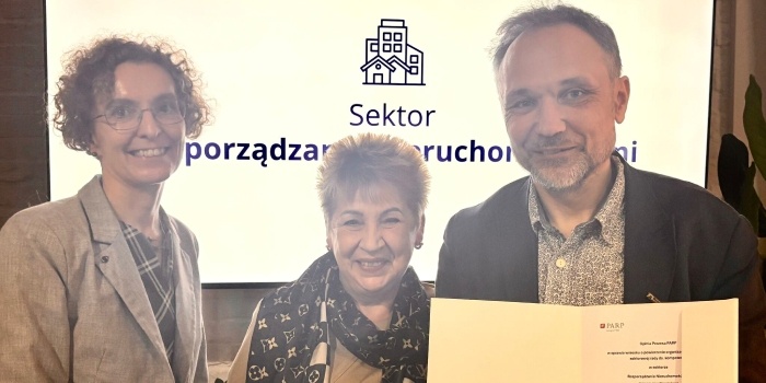Fot.&nbsp;Przedstawiciele Grupy MEDIUM - Sabina Augustynowicz i Michał Grodzki odbierają dokument potwierdzający pozytywną decyzję o powierzeniu prowadzenia Sektorowej Rady ds. Kompetencji w sektorze rozporządzania nieruchomościami.
/fot: PARP/