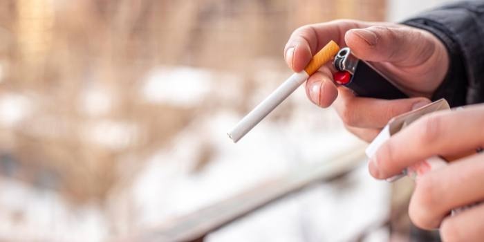 W opinii postulującego przepis ten jest naruszany przez osoby palące&nbsp;papierosy na balkonach, co powoduje wnikanie dymu do sąsiednich mieszkań, fot. Freepik