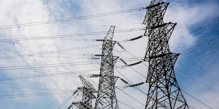 Modernizacja sieci to jeden z&nbsp;element&oacute;w wzmacniania systemu elektroenergetycznego i&nbsp;budowania jego odporności na ryzyka związane z&nbsp;blackoutami, fot. Freepik