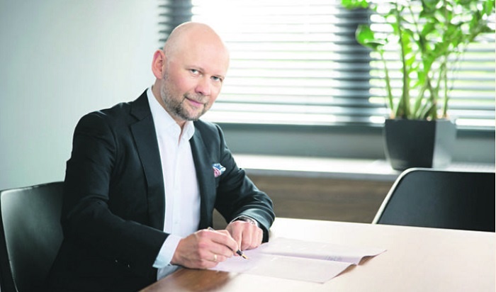 

ZR&Oacute;WNOWAŻENIE:
Duży potencjał rozwoju tkwi w budownictwie energooszczędnym oraz w rozwiązaniach przyjaznych środowisku. Coraz częściej inwestorzy i użytkownicy oczekują, że budynki będą nie tylko funkcjonalne, ale też będą spełniać wysokie standardy jakości i efektywności energetycznej. To oznacza większe zapotrzebowanie na nowoczesne materiały, technologie pozwalające ograniczyć zużycie energii i systemy wspierające zr&oacute;wnoważone zarządzanie zasobami &ndash; m&oacute;wi Wojciech Ziemliński, prezes SIKA Poland. ARC

