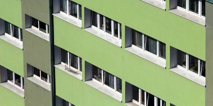 Przy ocieplaniu tych budynk&oacute;w należy pamiętać, że wyb&oacute;r metody i rodzaju izolacji termicznej powinien być poprzedzony analizą stanu technicznego ścian zewnętrznych i konstrukcji budynku (wykonaną przez rzeczoznawcę budowlanego lub projektanta), a w przypadku wykorzystania wykonanego wcześniej ocieplenia, r&oacute;wnież oceną jego stanu, fot. Pixabay