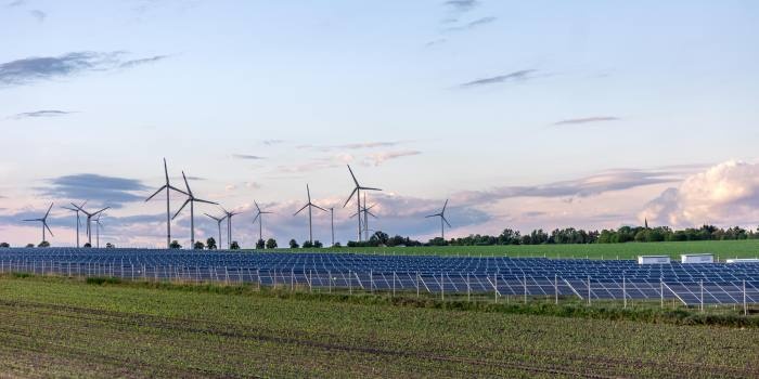 Przy rocznym zużyciu energii na poziomie 1 GWh, firma może zaoszczędzić około 60 tys. zł dzięki produkcji własnej energii w ramach sp&oacute;łdzielni, fot. Freepik