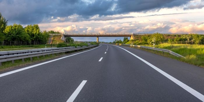Według ZPP lepszym rozwiązaniem niż nowelizacja przepis&oacute;w o drogach publicznych byłoby wprowadzenie opłaty urbanistycznej, z kt&oacute;rej finansowane byłyby koszty realizacji infrastruktury publicznej, niezbędnej do tego, żeby właściwie obsłużyć nowo powstający obiekt, fot. Freepik