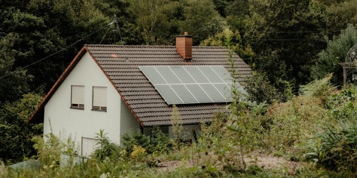Z nowelizacji unijnej&nbsp;dyrektywy EPBD&nbsp;wynika, że każdy kraj członkowski będzie musiał zadbać o to, aby nowe budynki były przystosowane do zasilania energią słoneczną, fot. Pexels