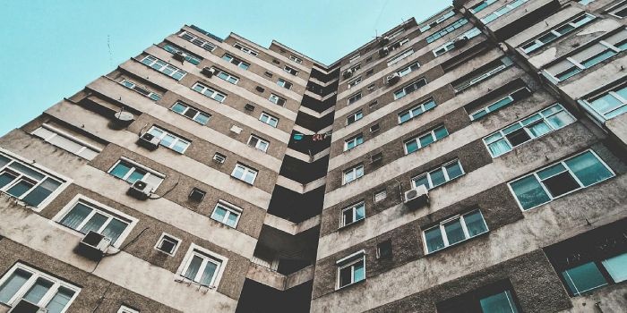 Fundamentalnym wyzwaniem, kt&oacute;re stoi na przeszkodzie głębokiej termomodernizacji wielkiej płyty, jest rozbieżność interes&oacute;w między mieszkańcami a zarządzającymi w sp&oacute;łdzielniach i wsp&oacute;lnotach mieszkaniowych, fot. Pexels