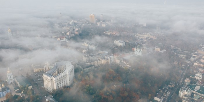 Według danych KOBiZE, w skali kraju za 85% emisji pył&oacute;w PM2.5 odpowiadają &bdquo;domowe&rdquo; źr&oacute;dła ogrzewania na węgiel i drewno, fot. Freepik