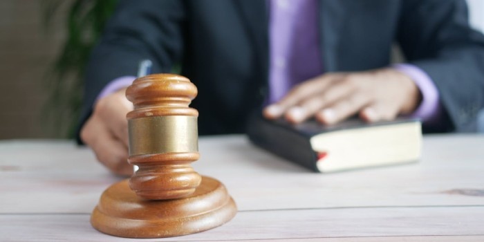 Zgodnie z przepisami Kodeksu cywilnego, jeżeli w umowie zastrzeżono karę umowną za jakieś zdarzenie (np. nieterminowe wydanie lokalu), to nie można za to samo zdarzenie domagać się odszkodowania (zwrotu poniesionych koszt&oacute;w), fot. Pexels