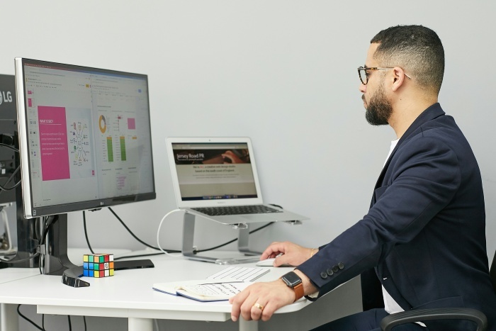 mężczyzna pracuje przed komputerem przy biurku