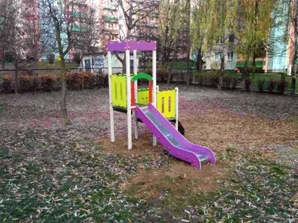 fioletowa zjeżdżalnia dla dzieci