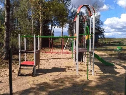 zestaw zabawowy dla dzieci na podwórku