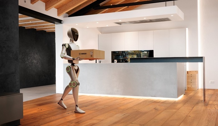 humanoidalny robot niesie paczkę