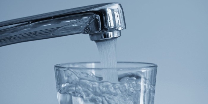 Znowelizowana ustawa o zbiorowym zaopatrzeniu w wodę i zbiorowym odprowadzaniu ściek&oacute;w, wprowadziła do polskiego systemu prawnego wymogi unijnej dyrektywy o jakości wody przeznaczonej do spożycia przez ludzi, fot. Pixabay