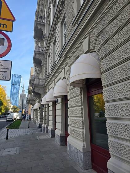 ulica i szara fasada budynku
