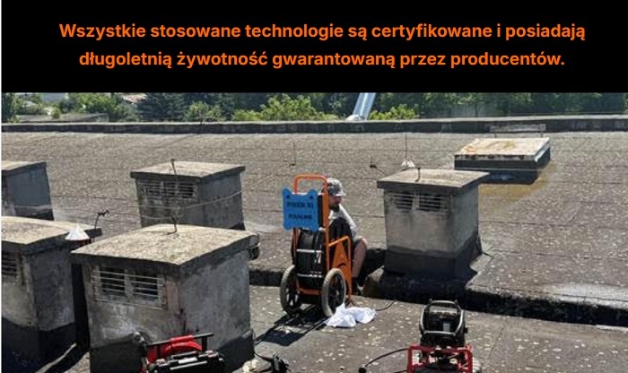 mężczyzna na wózku technicznym pracuje na dachu