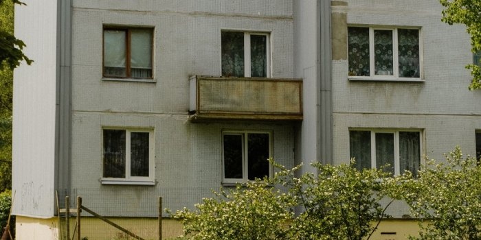 Eksperci podkreślają, że choć mieszkania sprzedawane przez państwowe instytucje mogą kosztować nawet mniej niż 50 tys. zł, to niska cena niemal zawsze wiąże się z określonymi ograniczeniami, fot. Pexels