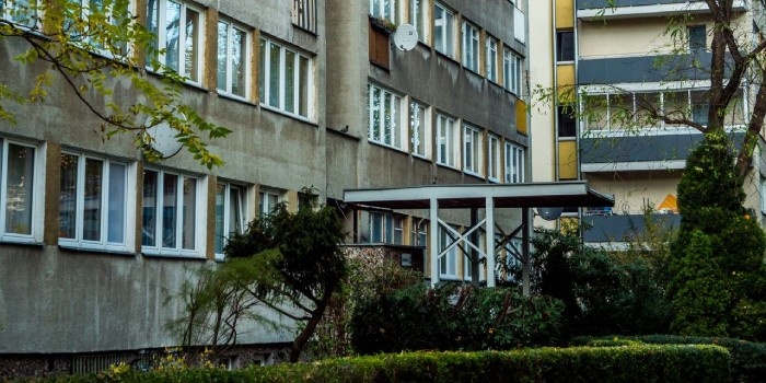 Samo zajmowanie mieszkania zakładowego nie oznacza jednak automatycznie, że najemca może zażądać jego sprzedaży. Kluczowe znaczenie ma decyzja obecnego państwowego właściciela nieruchomości, fot. Pexels