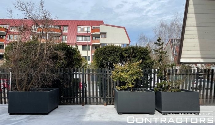 duze donice z betonu architektonicznego na osiedlu