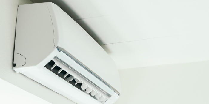 Na gruncie obowiązującego Prawa budowlanego montaż klimatyzatora najczęściej stanowi instalację urządzenia technicznego na istniejącym obiekcie budowlanym i co do zasady nie wymaga uzyskania decyzji o pozwoleniu na budowę, fot. Magnific