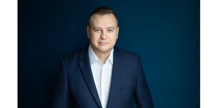 VeloBank oferuje refinansowanie dla wsp&oacute;lnot i sp&oacute;łdzielni mieszkaniowych - rozmawiamy z Radosławem Hutnikiem, dyrektorem Departamentu Sprzedaży w VeloBanku. Fot. VeloBank