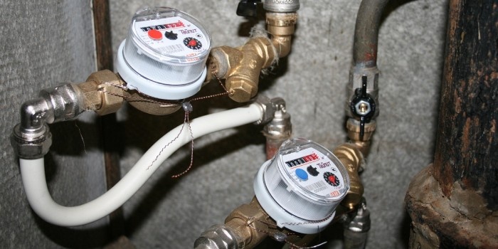 Nowe przepisy zobowiązują właścicieli i zarządc&oacute;w budynk&oacute;w wielorodzinnych do analizy potencjalnych zagrożeń w wewnętrznych instalacjach wodociągowych, w tym ryzyka występowania bakterii Legionella i ołowiu, fot. Pixabay