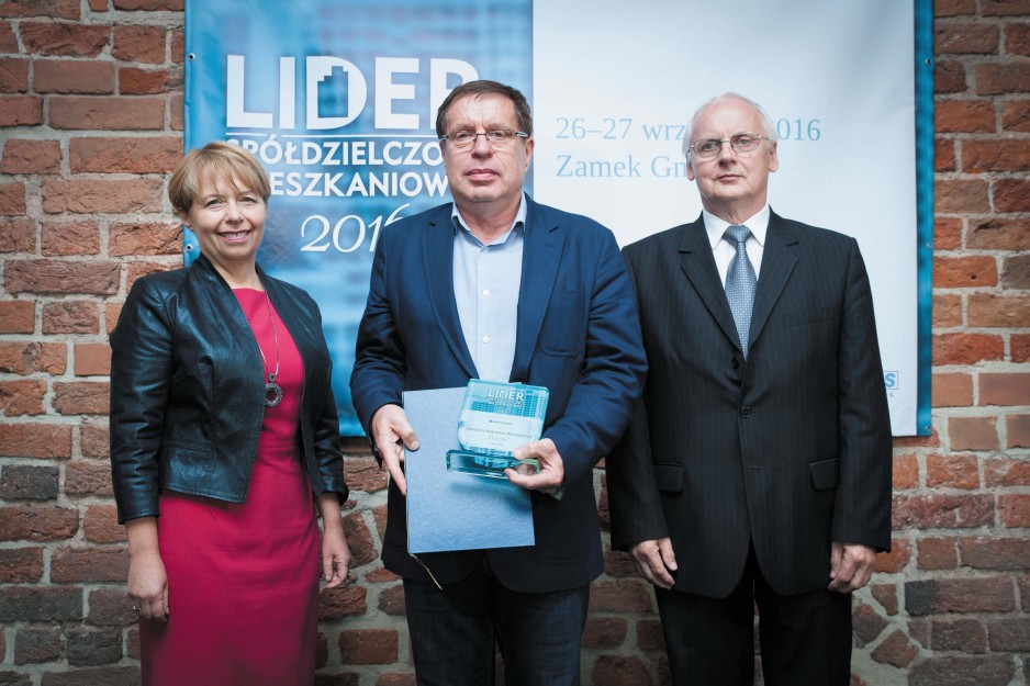 Od lewej: Bogusława Wiewiórowska-Paradowska (prezes Grupy MEDIUM), w środku: Józef Jaworski (prezes zarządu SB-M „Skarpa” w Warszawie}, po prawej: Marian Banacki (prezes zarządu Pomorskiego Stowarzyszenia Zarządców Nieruchomości Spółdzielni Mieszkaniowych)
