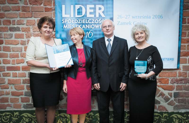 Przedstawicielki SM Pawłowice: po lewej Anna Dąbrowska (prezes zarządu), po prawej Marzena Duda (członek zarządu); w środku: Bogusława Wiewiórowska-Paradowska (prezes Grupy MEDIUM) oraz Marian Banacki (prezes zarządu Pomorskiego Stowarzyszenia Zarządców Nieruchomości Spółdzielni Mieszkaniowych)