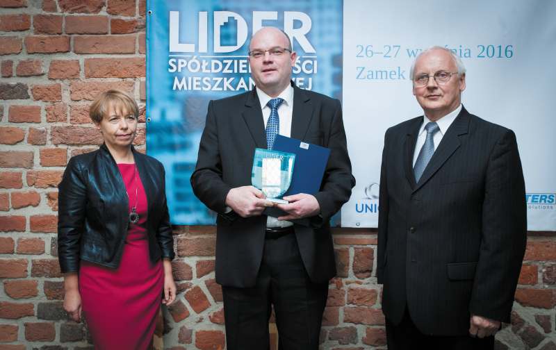 Po lewej: Bogusława Wiewiórowska-Paradowska (prezes Grupy MEDIUM), w środku: Michał Żołnierowicz (członek zarządu SML-W „Popowice” we Wrocławiu), po prawej: Marian Banacki (prezes zarządu Pomorskiego Stowarzyszenia Zarządców Nieruchomości Spółdzielni Mieszkaniowych)